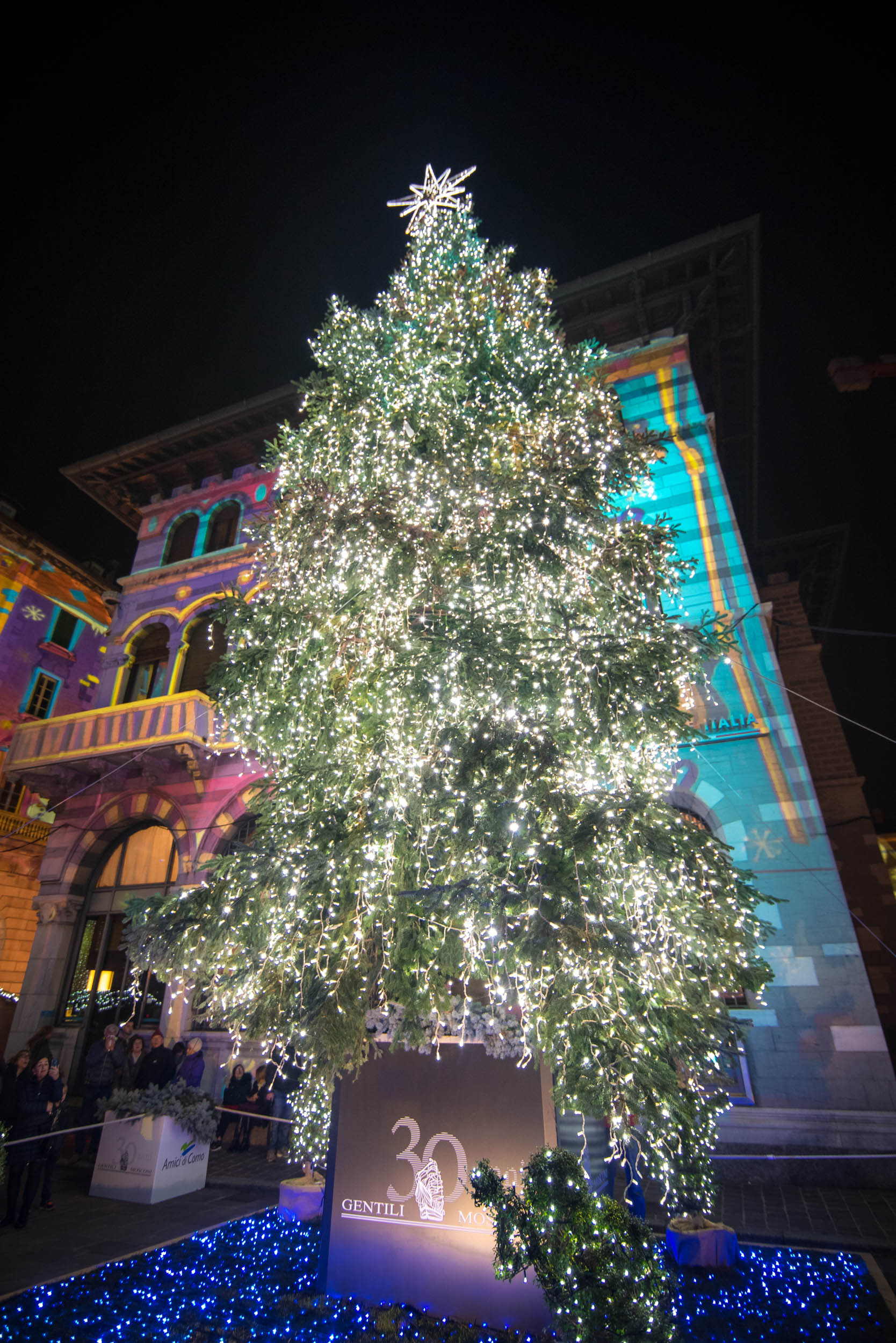 Natale A Como.Il Grande Albero Illuminato Accende Il Natale Como Citta Dei Balocchi Xxvi Edizione